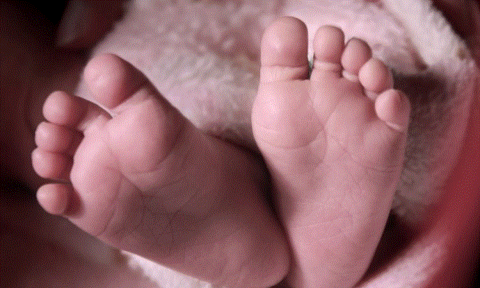 Pies de un bebé en una foto de archivo (Vitamina / Pixabay)