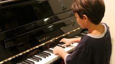 Niño ciego desconcierta a los espectadores cuando toca «Bohemian Rhapsody» en el piano
