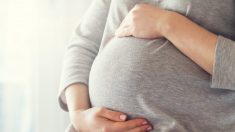 Mujer da a luz dos veces en 11 meses: así es como lo hizo