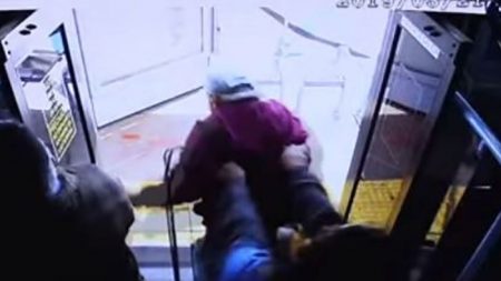 Policía publica el video de un anciano que es empujado del autobús a su muerte