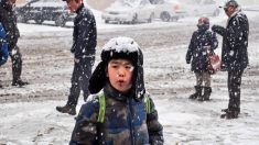 Conmovedora imagen de niño chino con el cabello congelado, caminó 4,5 km para llegar a la escuela