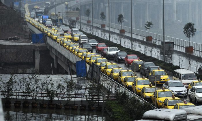 Taxis sobre un puente en China. (STR/AFP/Getty Images)