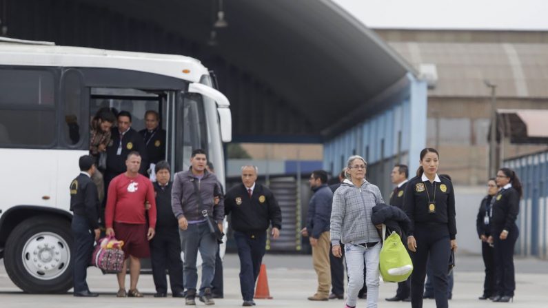 Ciudadanos venezolanos son conducidos a un avión militar para ser deportados a su país, en la base de la Fuerza Aérea del Perú, en Lima (Perú), el 6 de junio de 2019. EFE/Andrés Valle/Presidencia Del Perú
