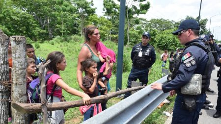 Militares vigilan caminos en el sur de México en busca de migrantes ilegales
