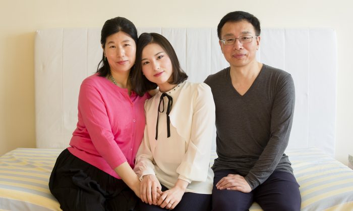 Wang Huijuan, Li Fuyao y Li Zhenjun en su casa de Queens, Nueva York, el 8 de enero de 2017. La familia escapó de China en 2014 y se le concedió asilo después de soportar años de tortura por practicar Falun Dafa. (Samira Bouaou/La Gran Época)