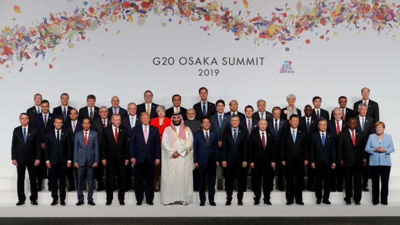 El primer ministro japonés, Shinzo Abe, otros líderes y delegados asisten a una sesión de fotos en la cumbre de líderes del G20 en Osaka, Japón, el 28 de junio de 2019. (Reuters/Kim Kyung-Hoon/Pool)