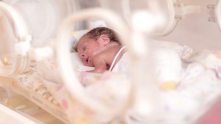 El bebé prematuro más pequeño registrado sale del hospital luego de 5 meses: ¡pesaba como una manzana!