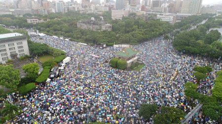 Miles de taiwaneses se manifiestan contra la infiltración china en los medios de comunicación