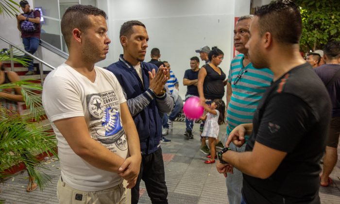 Algunos desertores debaten sobre sus próximos pasos fuera del Hotel, en Cúcuta, Colombia, el 3 de mayo. (Luke Taylor/La Gran Época)