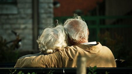 Ancianos argentinos de más de 80 años son abandonados por su hijo en un bar