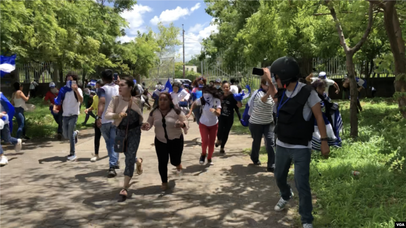Manifestantes corren de la policía al finalizar una misa de acción de gracias en la Catedral Metropolitana, ubicada en el centro de Managua, Nicaragua, el 16 de junio de 2019. (VOA)