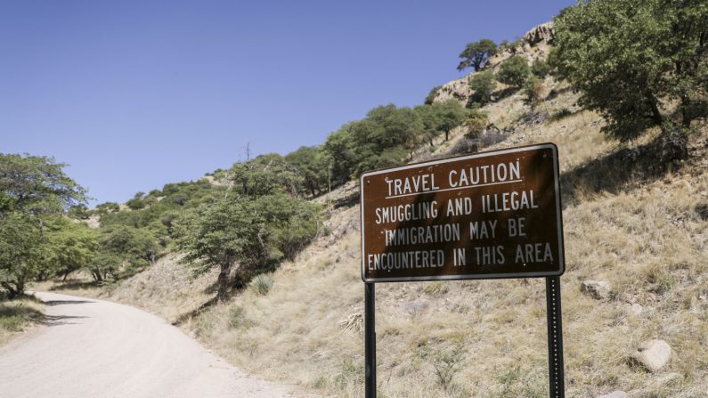 Una señal de advertencia en Carr Canyon de posible tráfico e inmigrantes ilegales en el área, cerca de la frontera de EE. UU. y México en Sierra Vista, Arizona, el 5 de mayo de 2019. (Charlotte Cuthbertson/The Epoch Times)