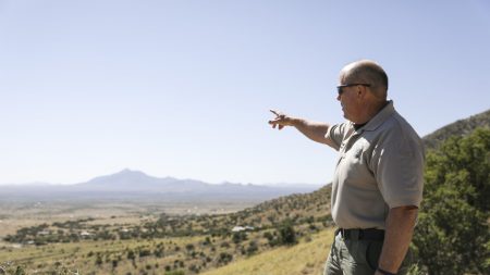 A pesar de las amenazas, este sheriff aborda el crimen en la frontera de una valiente manera