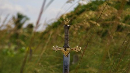 Hallan rara espada previkinga de 3000 años de antigüedad. ¡Increíblemente aún conserva su filo!
