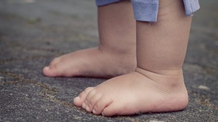 Encuentran un niño pequeño con el pañal sucio caminando solo por una autopista de Florida