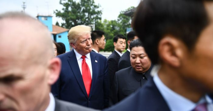 El líder de Corea del Norte Kim Jong Un y el presidente de Estados Unidos, Donald Trump, caminan juntos para asistir a una reunión en el lado sur de la Línea de Demarcación Militar que divide a Corea del Norte y del Sur, en el Área Conjunta de Seguridad (JSA) de Panmunjom, en la Zona Desmilitarizada (DMZ), el 30 de junio de 2019. BRENDAN SMIALOWSKI/AFP/Getty Images.
