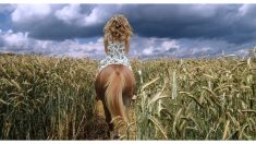 “Mujer caballo” que galopa y salta como equino borra sus publicaciones por las burlas de la red