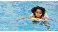 Niña salva hermanita de ahogarse en la piscina: “Los flotadores no son seguros. Tengan cuidado”