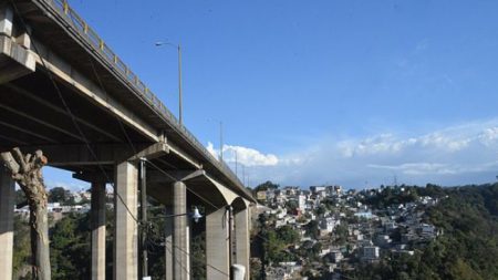 Mujer intenta lanzarse con dos niños desde puente El Incienso en Guatemala