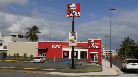 KFC honra a los policías con comida gratis a pesar de las críticas