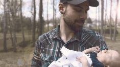 Hombre buscó a la bebé que rescató de un campo durante décadas, 58 años despues se reúnen