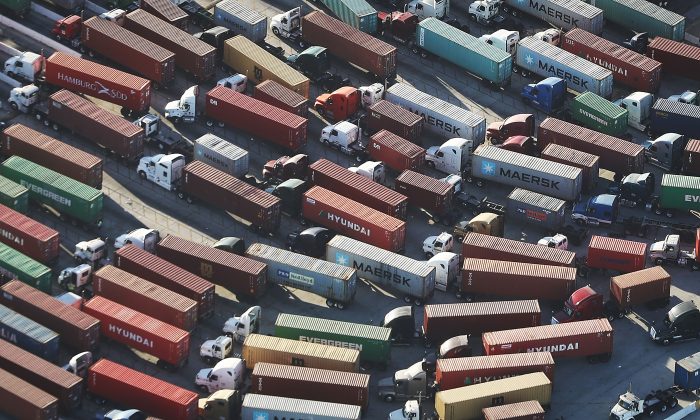 Camiones se preparan para descargar contenedores en el Puerto de Los Ángeles en San Pedro, California, el 18 de septiembre de 2018. (Mario Tama/Getty Images)