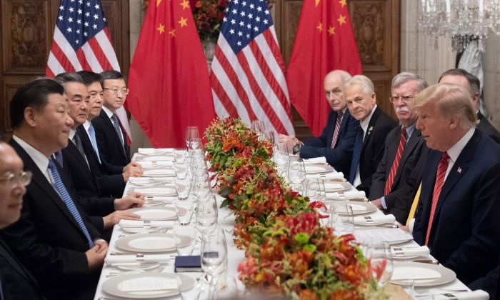 El presidente de Estados Unidos, Donald Trump (izq.), y el mandatario chino Xi Jinping (der.), junto con miembros de sus delegaciones, celebran una cena al final de la Cumbre de Líderes del G-20 en Buenos Aires, el 1 de diciembre de 2018. (SAUL LOEB/AFP/Getty Images)