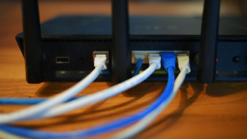 Cables Ethernet se ven desde la parte posterior de un enrutador inalámbrico en Washington, DC el 21 de marzo de 2019. (Mandel Ngan/AFP/Getty Images)