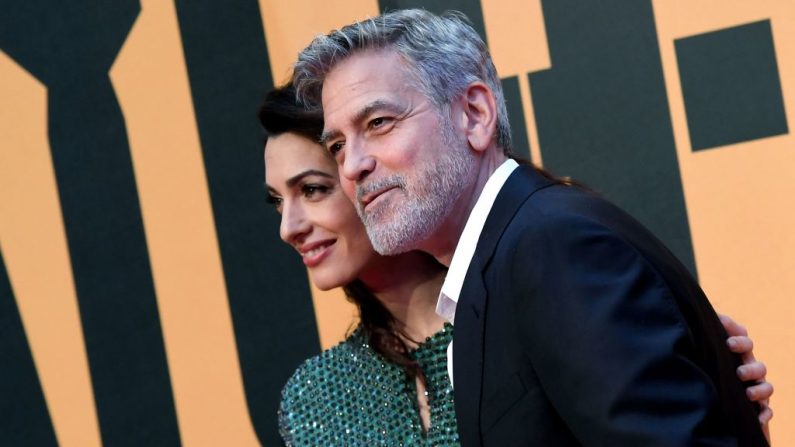 El director y actor estadounidense George Clooney y su esposa, la abogado libanés-británica Amal Clooney, posan en la alfombra roja al llegar al estreno de la serie estadounidense "Catch-22", dirigida por Georges Clooney, el 13 de mayo de 2019 en Roma. (TIZIANA FABI / AFP / Getty Images)