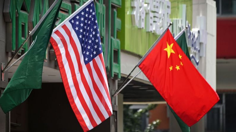 Las banderas de Estados Unidos y China se muestran fuera de un hotel en Beijing, el 14 de mayo de 2019. (GREG BAKER/AFP/Getty Images)