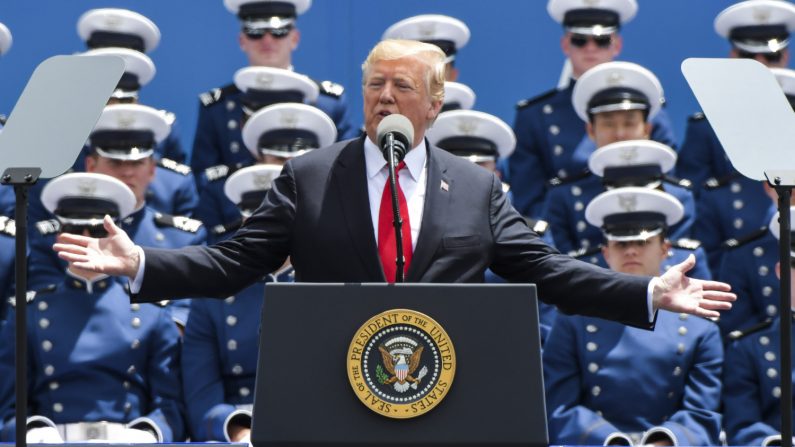El presidente Donald Trump habla a los cadetes en la ceremonia de graduación de la Academia de la Fuerza Aérea de los EE.UU. el 30 de mayo de 2019 en Colorado. (Crédito: Michael Ciaglo/Getty Images)