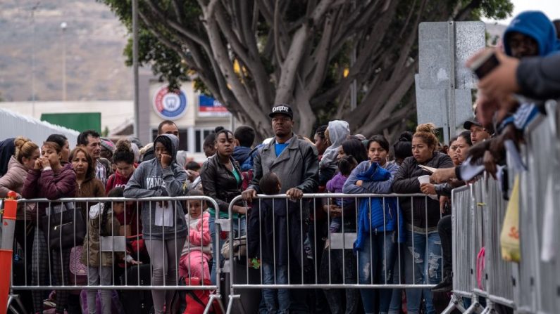Los solicitantes de asilo hacen cola para un turno para una cita de asilo con las autoridades de los EE. UU. En el puerto de El Chaparral, Estados Unidos y México, en Tijuana, estado de Baja California, México, el 31 de mayo de 2019. (GUILLERMO ARIAS / AFP / Getty Images)