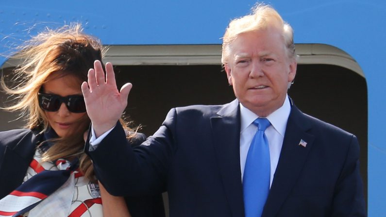 El presidente de los Estados Unidos, Donald Trump (D), y la primera dama de los Estados Unidos, Melania Trump (I), desembarcaron en Londres, el 3 de junio de 2018, para una visita de 3 días en el Reino Unido (Créditos: Isabel Infantes/AFP/Getty Images)