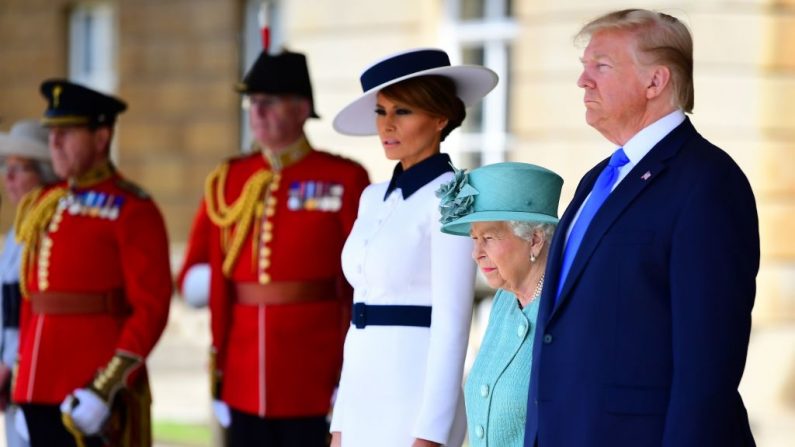 La Reina Isabel II de Gran Bretaña con el Presidente de los Estados Unidos Donald Trump y la Primera Dama de los Estados Unidos Melania Trump durante una ceremonia de bienvenida en el Palacio de Buckingham en el centro de Londres el 3 de junio de 2019, en el primer día de la Visita de Estado del Presidente de los Estados Unidos y de la Primera Dama al Reino Unido. (JONES/AFP/Getty Images)
