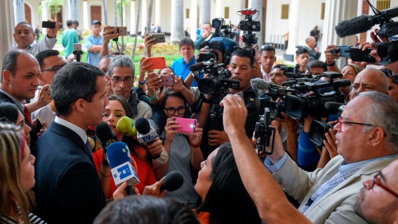 El presidente interino Juan Guaido (izq.) habla durante una conferencia de prensa ante una sesión de la Asamblea Nacional de Venezuela en Caracas el 4 de junio de 2019. (FEDERICO PARRA/AFP/Getty Images)