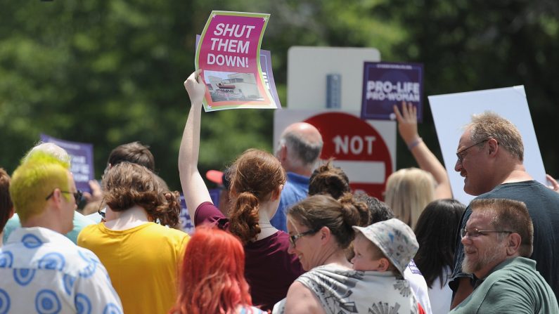 Un grupo de manifestantes muestra letreros durante un mitin pro vida fuera del Centro de Salud Reproductiva de Planned Parenthood en St Louis, Missouri, el 4 de junio de 2019. (Michael B. Thomas/Getty Images)