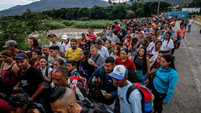 La gente hace cola para cruzar el puente internacional Simón Bolívar desde San Antonio del Táchira, en Venezuela, hasta Cúcuta, en Colombia, el 9 de junio de 2019. (Schneyder Mendoza/AFP/Getty Images)