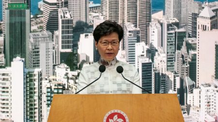 En una reunión privada, la líder de Hong Kong dice que no renunciará ni aceptará las demandas de los manifestantes