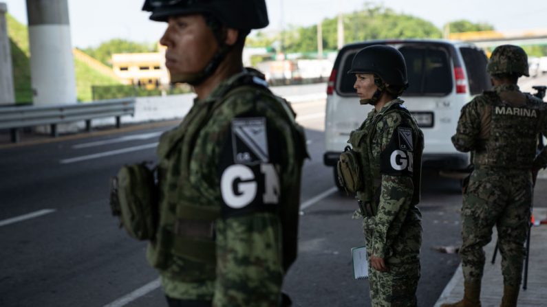 Miembros de la Guardia Nacional en un puesto de control el 18 de junio de 2019 en una carretera en Tuxtla Chico, México. (Toya Sarno Jordan/Getty Images)