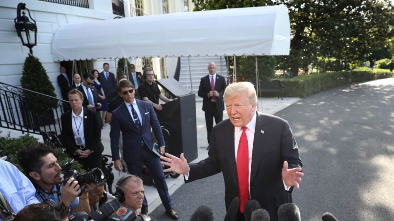El presidente Donald Trump responde a las preguntas sobre los comentarios del fiscal especial Robert Mueller al salir de la Casa Blanca el 30 de mayo de 2019 en Washington. (Crédito: Win McNamee/Getty Images)