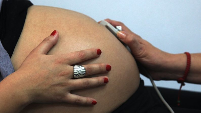 Rayen Luna Solar, de 27 años, embarazada de 33 semanas, es atendida por una partera en un chequeo de rutina, el 13 de julio de 2012. Imagen de archivo. (CLAUDIO SANTANA / AFP / GettyImages)