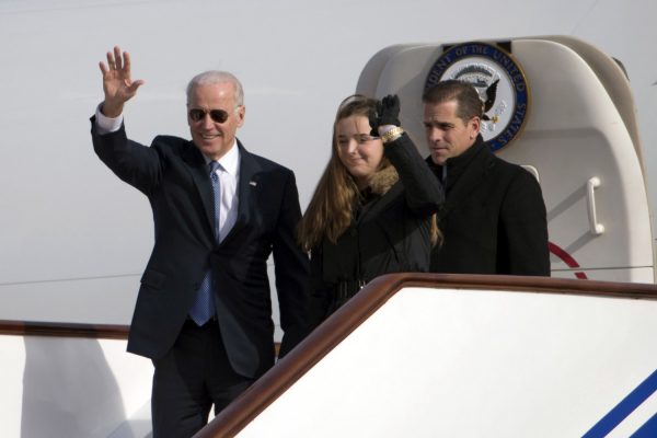 El vicepresidente de Estados Unidos, Joe Biden, saluda al salir de Air Force Two con su nieta Finnegan Biden y su hijo Hunter Biden