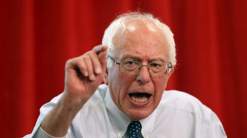 El senador estadounidense Bernie Sanders habla durante una campaña en Oakland, California, el 10 de agosto de 2015. (Justin Sullivan/Getty Images)