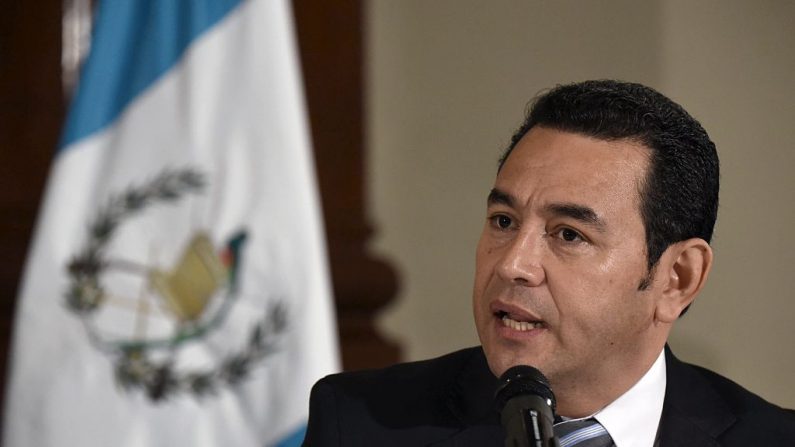 El expresidente guatemalteco Jimmy Morales en una conferencia de prensa en la ciudad de Guatemala el 26 de octubre de 2015. (Johan Ordonez/AFP/Getty Images)