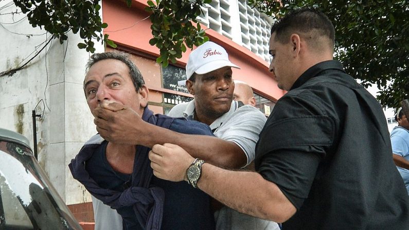 El opositor cubano, Yuri Valle Roca, es arrestado por la policía cubana el 10 de diciembre de 2015 en La Habana durante una manifestación por el Día de los Derechos Humanos. (ADALBERTO ROQUE/AFP/Getty Images