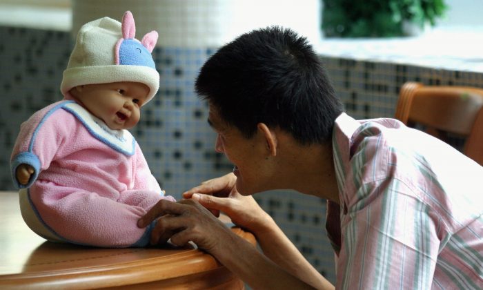 Imagen ilustrativa de un hombre jugando con una muñeca. (China Photos/Getty Images)