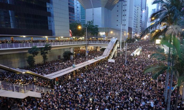 Manifestantes en Hong Kong el 16 de junio de 2019. (Yu Gang/La Gran Época)