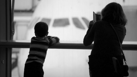 Una mujer intenta secuestrar a dos niños en el aeropuerto de Atlanta pero los padres luchan para protegerlos