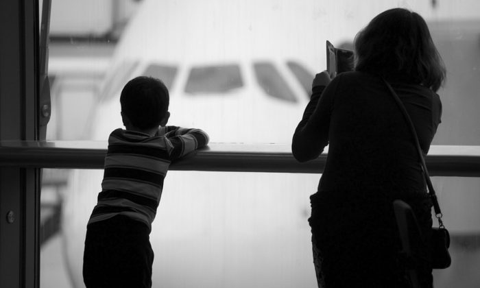   Imagen de una madre con su hijo en el aeropuerto. (Ciggy1/Pixabay)