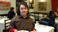 Mujer con síndrome de Down logra trabajar 32 años en McDonald’s pero muere luego de su retiro